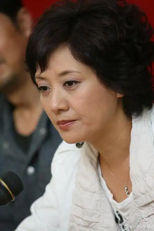 曾经的"女儿国国王"朱琳就是这样一位女性明星,她在53岁时再度