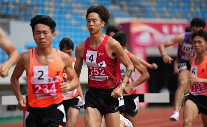 田径全国冠军赛王少杰获得男子3000米障碍冠军