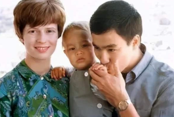 年仅28岁的琳达便独自带着8岁的儿子李国豪与4岁女儿李香凝在美国生活