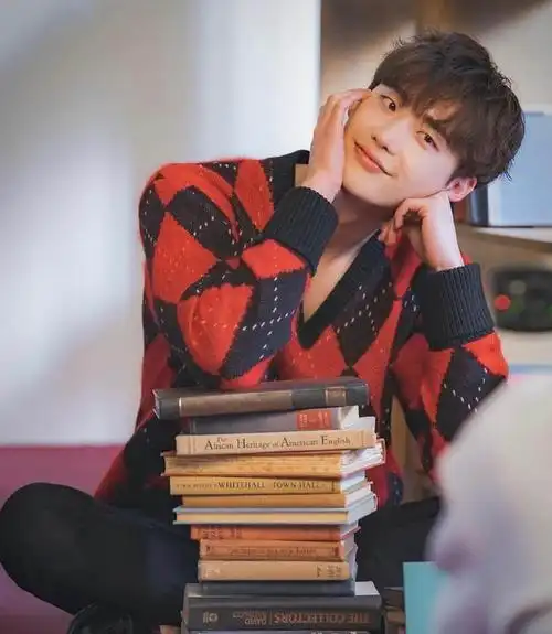 李钟硕真的太帅气可爱了,温柔的眼神令人想要沉溺进去!