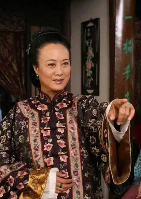 柏寒饰演的高夫人电视剧《你永远不会独行》柏寒剧照