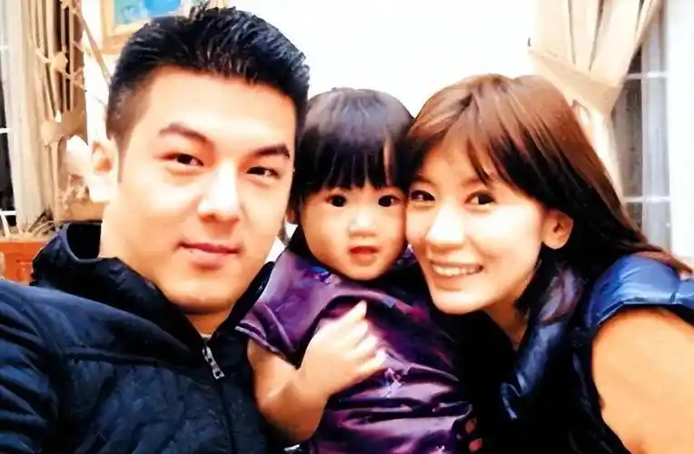 贾静雯47岁前夫孙志浩罕见露面,满头白发和女儿梧桐妹送祝福_家庭