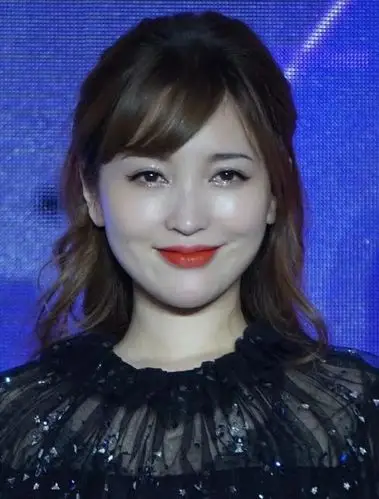 被爱情滋润的女明星有多美?金莎脸圆抢镜,婴儿肥太可爱了!