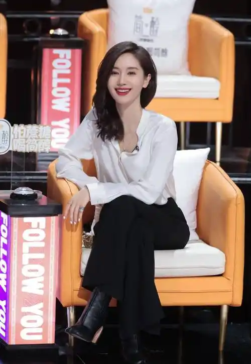 王子文新发型尝试爆炸头,时尚甜美毫不俗气,果然恋爱会让人更美_衬衫