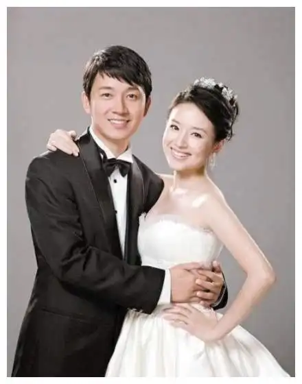 潘粤明与女友约会,啤酒肚凸起发福严重,女友身材火辣气质清纯