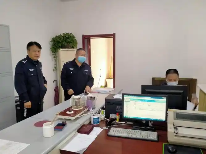 上班第一天"窗口"看作为:藁城区公安局张家庄派出所户籍室准时开门