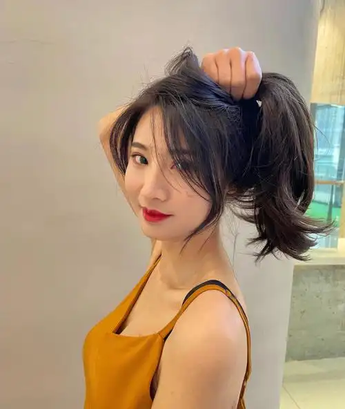 一款浪漫的法式刘海超级适合夏天扎发