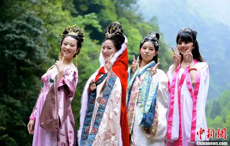 重庆"四大美女"静态电影片场 古典造型活色生香