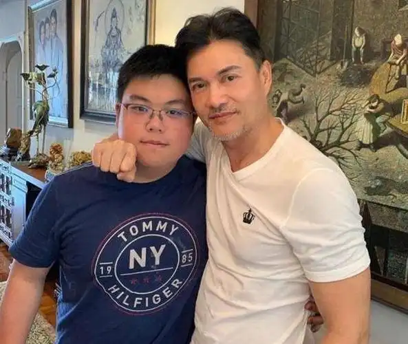 是多伦多选美小姐三料冠军,甄济如长大后遗传了母亲的身高和气质