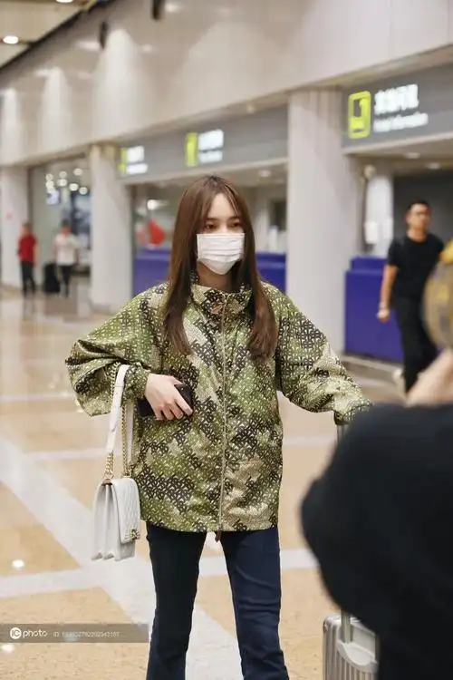 赵嘉敏一身军装绿现身机场 清纯学妹变总攻御姐范儿 - ic_photo