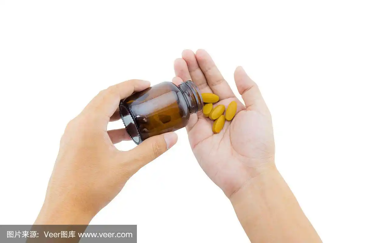 男性手拿处方药,孤立在白色背景上