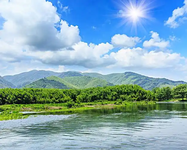蓝天下的河流和青山