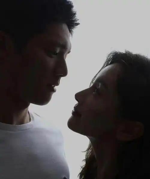 王子文与男友深情对望发出爱的宣言慢慢来