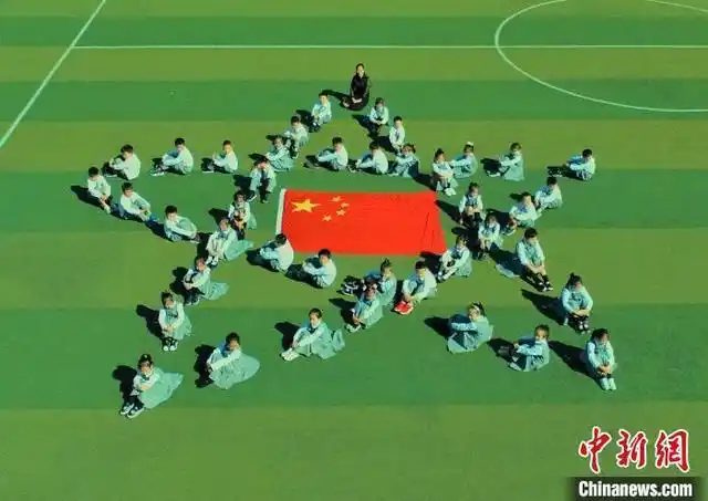 图为孩子们摆的五角星造型. 何鲁健 摄