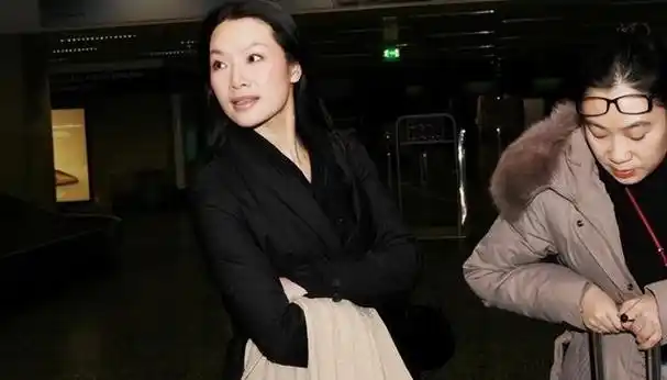 吕薇在风华正茂的岁月里,她的事业如日中天,光彩照人.