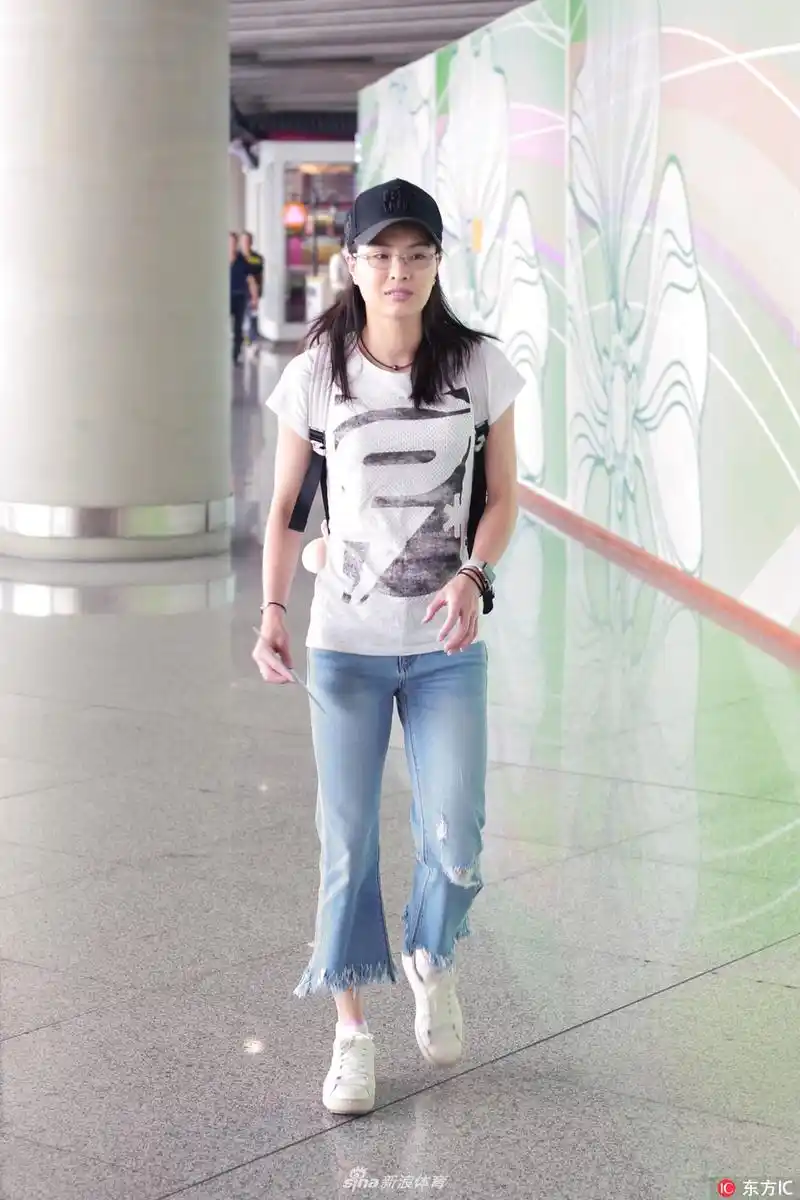 吴敏霞印花tee 微喇牛仔裤清爽舒适