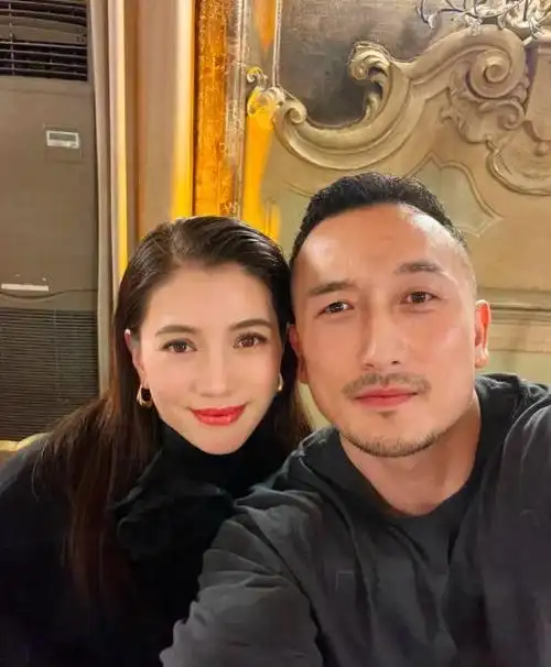 52岁袁咏仪罕见化浓妆美得认不出与异性亲密合影对方不简单