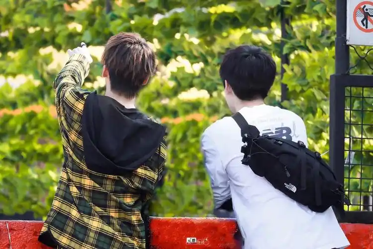 r1se何洛洛和谁关系最好