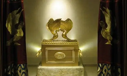 这个约柜看上去设计很合理,但其实并没有「照着在山上指示你的样式」