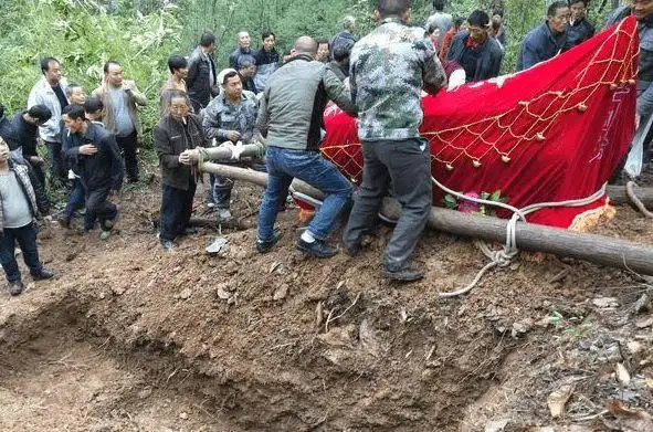 只因在别人葬礼上多说了一句话结婚当天死人来给他随礼怪事