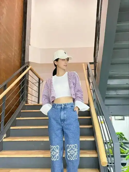 杨紫最新造型曝光,穿露脐装大秀蚂蚁腰,嘟嘴卖萌像回到高中时代