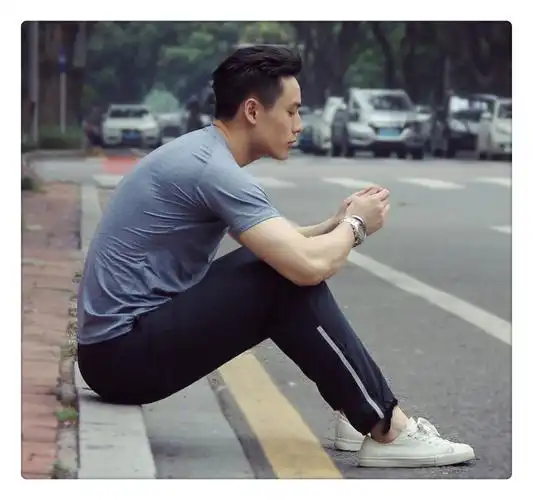 很多人说这张侧脸不错哟.你-城市行者彭霸天