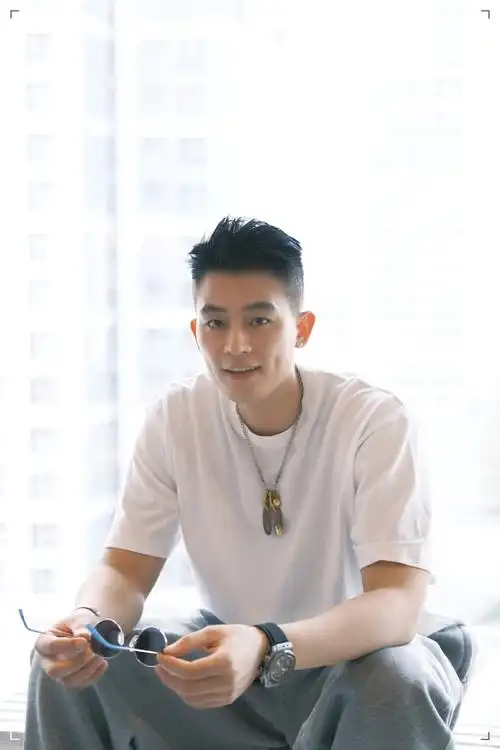 欧豪笑起来的时候有浅浅的酒窝,喜欢戴一对耳钉,尤其是歪嘴一笑的时候