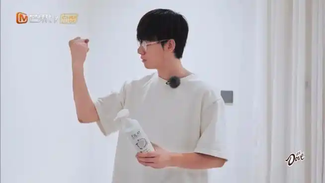 秦岚这一看就没少搓澡#提到洗澡那可是专业的 ,胡先煦拿olay沐浴潞屯