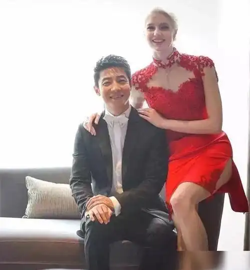 撒贝宁罕见和妻子出行戴眼镜斯文又朴素老婆穿紧身裤秀大长腿