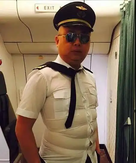 搞笑gif段子:好身材秀出来,羡慕八块腹肌