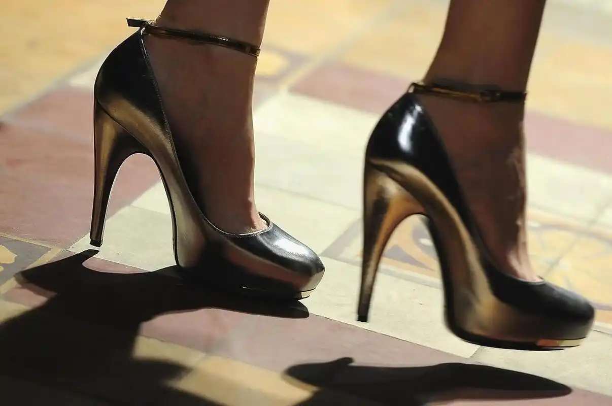 越来越多的女性开始选择更加舒适,自由的穿着方式,而不再是过去传统的