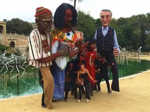 9月23日,在西班牙城市巴塞罗那的城堡公园,"巨人"与游客合影.