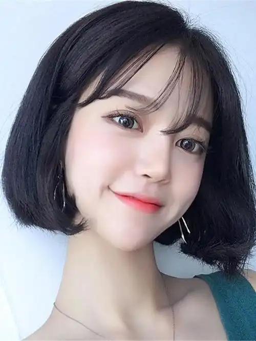 短发的时候一定要把发尾烫出微微内扣的弧度,然后配上一款眉上齐刘海