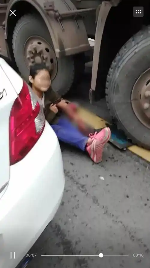 连界周边:宜宾一骑电动车女子被大罐车碾压,皮肉剥落,连骨头都看到了!