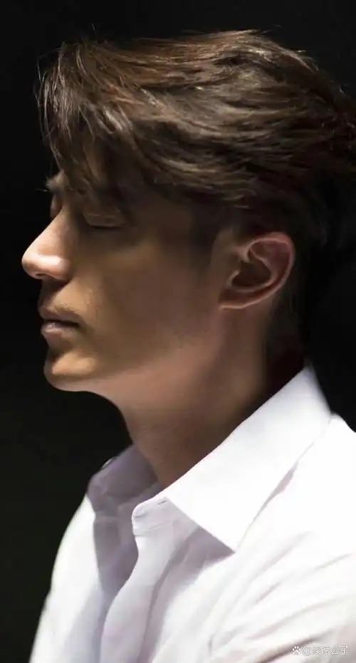 43岁的霍建华终于复出了,结束了4年的带娃生活.