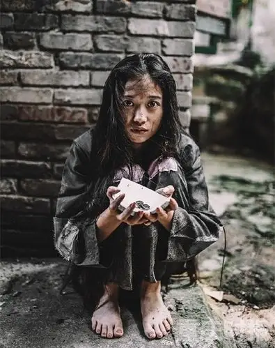 重庆美女真会玩下浩老街扮乞丐