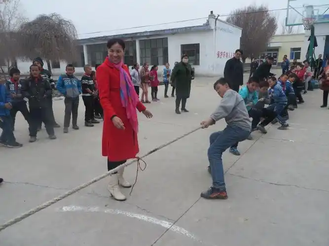 呼图壁县石梯子乡小学举办拔河比赛