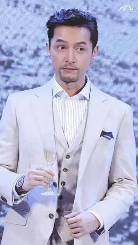 胡歌身穿白色西装胡子造型男人味十足