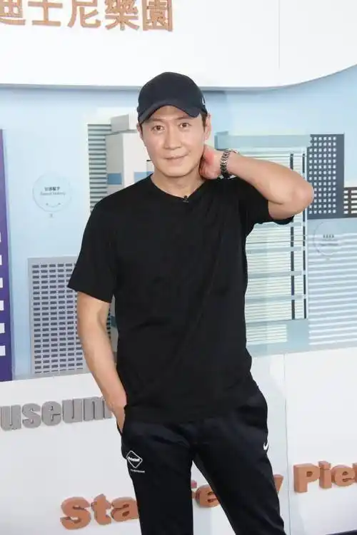 黎明今天的身材还是非常不错的,在黑色运动装和帽子的衬托下,整个人看