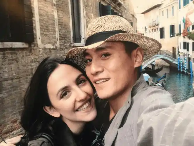 刘烨老婆近照撞脸谢娜,两个人生活状态迥异,除了长相哪儿都不像