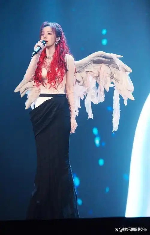 张靓颖演唱会美艳造型