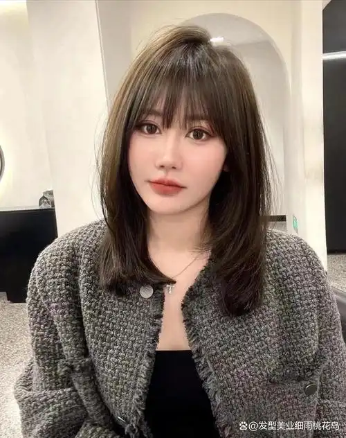 简约高层次,时尚又潮流的艳美中发,是所有发型系列中非常受欢迎的发型