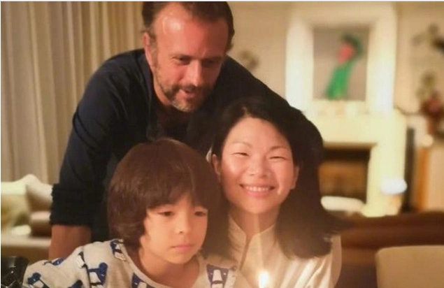 原创丑模吕燕嫁外国老公混血儿子遗传爸爸基因7岁帅成这样