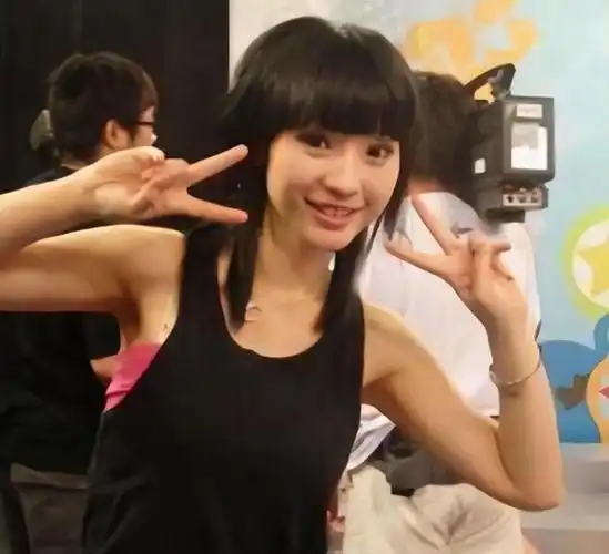 柳岩早期旅游照片曝光惊艳衣着引万人围观