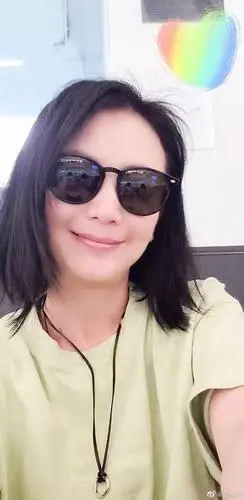 前男友是演员,前夫是富商,离婚17年仍单身,54岁还美成这样