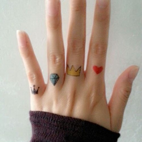 哦嘻啦2张手指十字架闪电骷髅头小图防水纹身贴仿真刺青贴纸套装男女