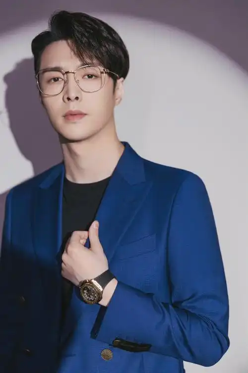 张艺兴深蓝西装造型写真释出宁总你怎么能这么帅