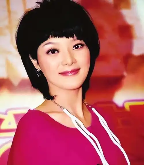 甚至在学校举行的大型活动中,蝴蝶会担任主持人