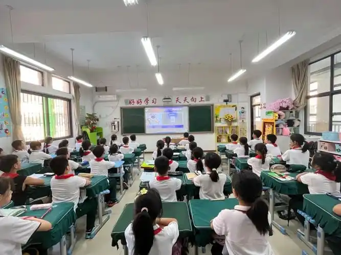郑州小学生"天空课堂"上感受宇宙魅力
