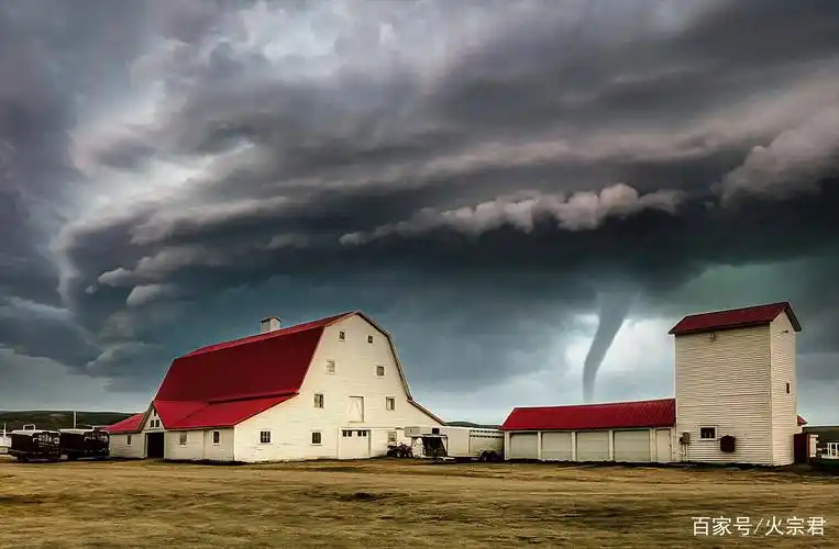 美国被超强龙卷风袭击为何美国经常出现龙卷风人们该如何应对